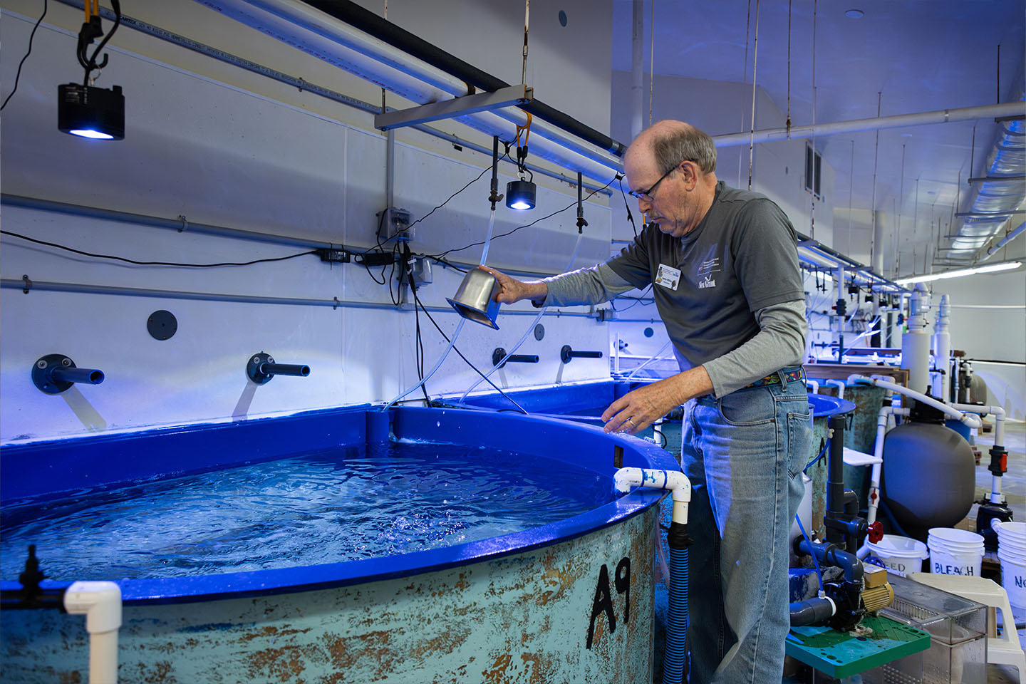 steve miller conducting maintenance behind the scenes at the UGA aquarium